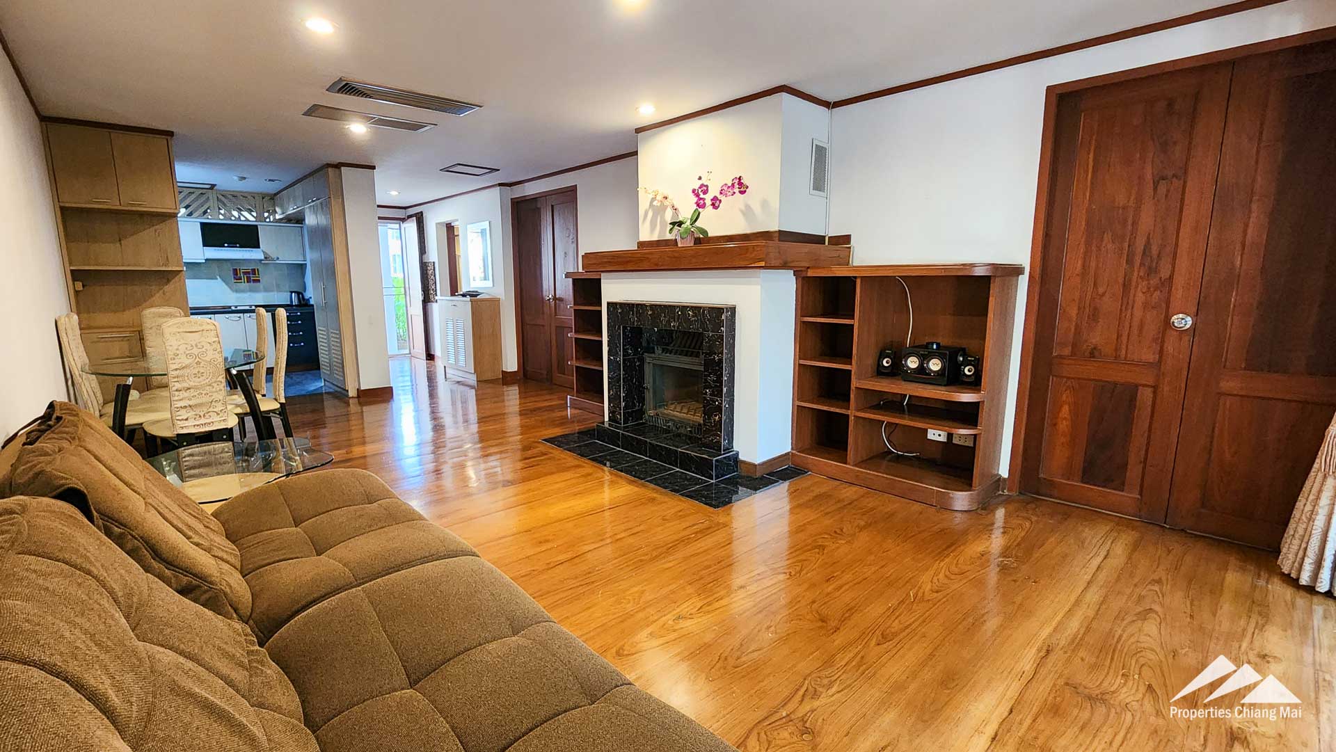 Spacious Condo With Hardwood