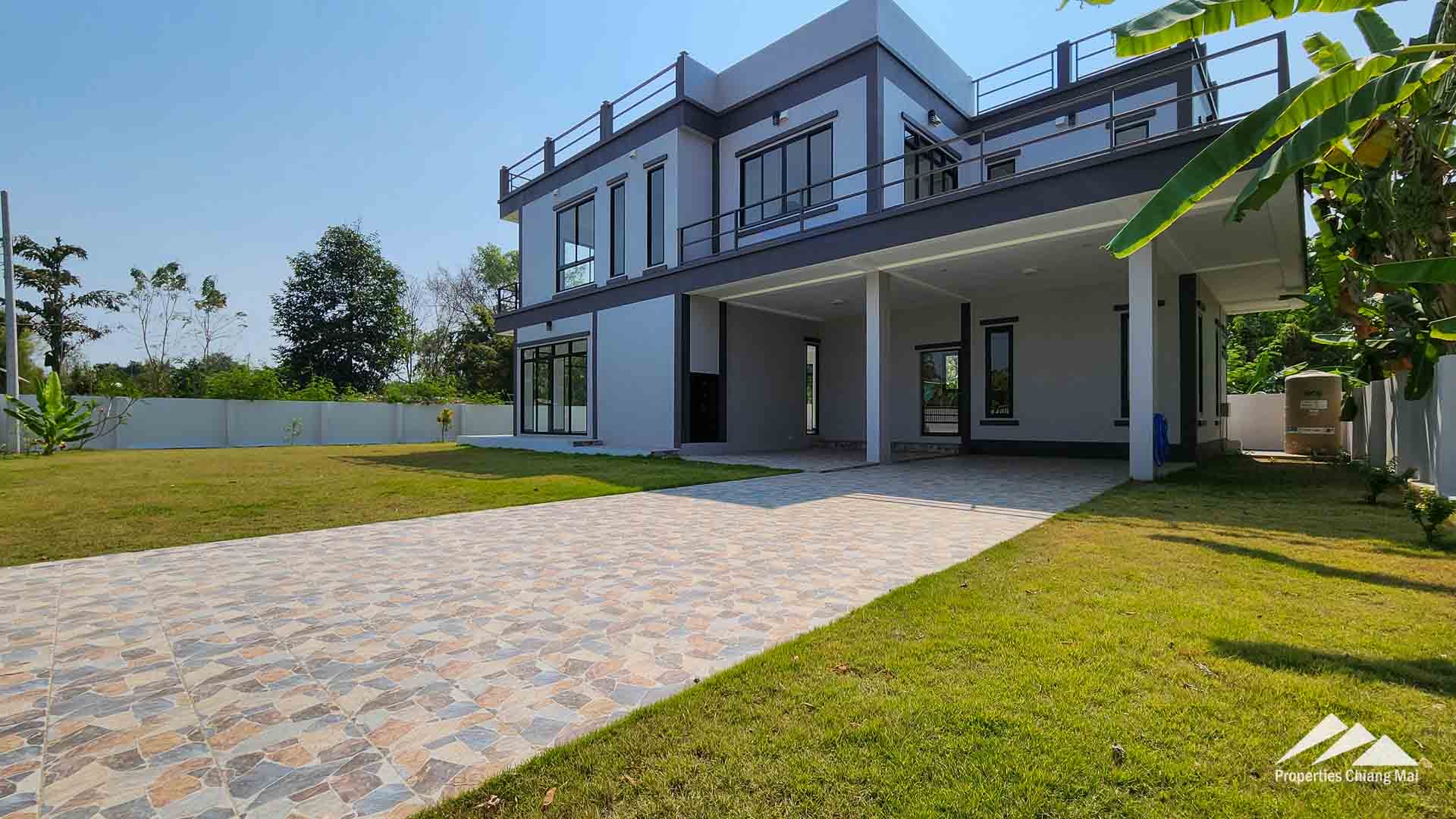 New Modern House With A Large Garden And Rooftop