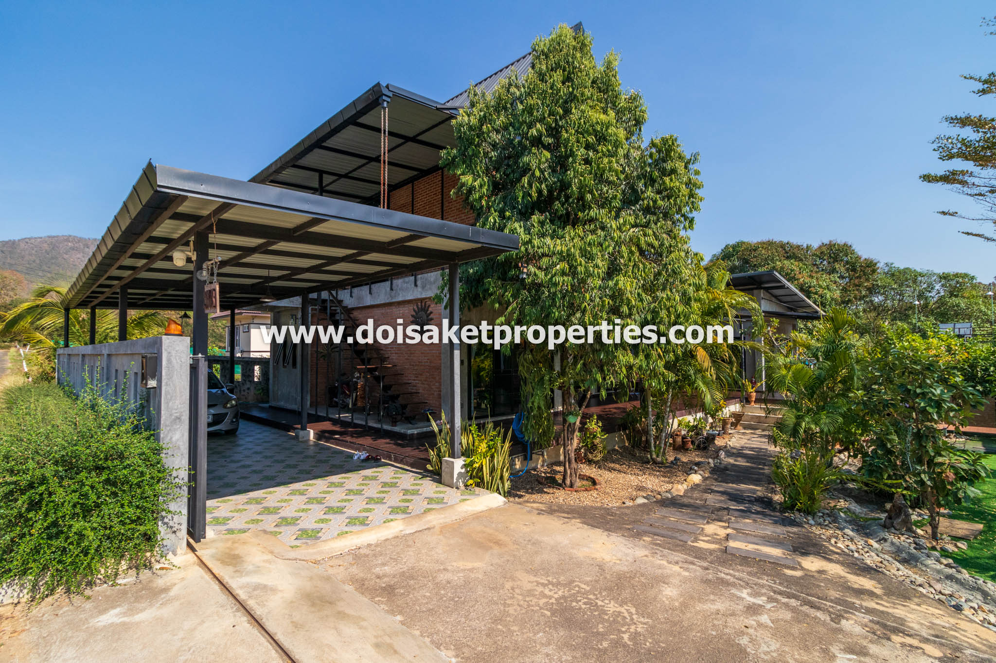 Doi Saket-DSP-(HS365-06) Beautifully-Designed 4-Bedroom Modern Home with 2-Bedroom Guest House for Sale in Luang Nuea