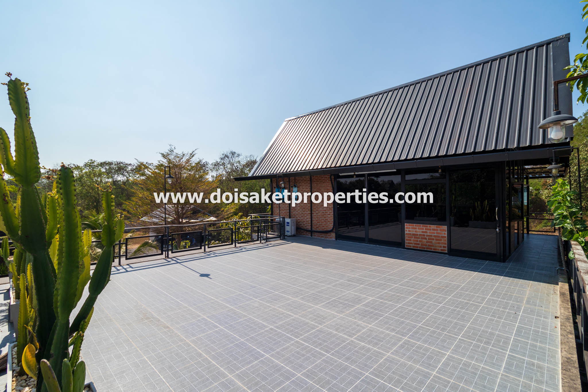 Doi Saket-DSP-(HS365-06) Beautifully-Designed 4-Bedroom Modern Home with 2-Bedroom Guest House for Sale in Luang Nuea