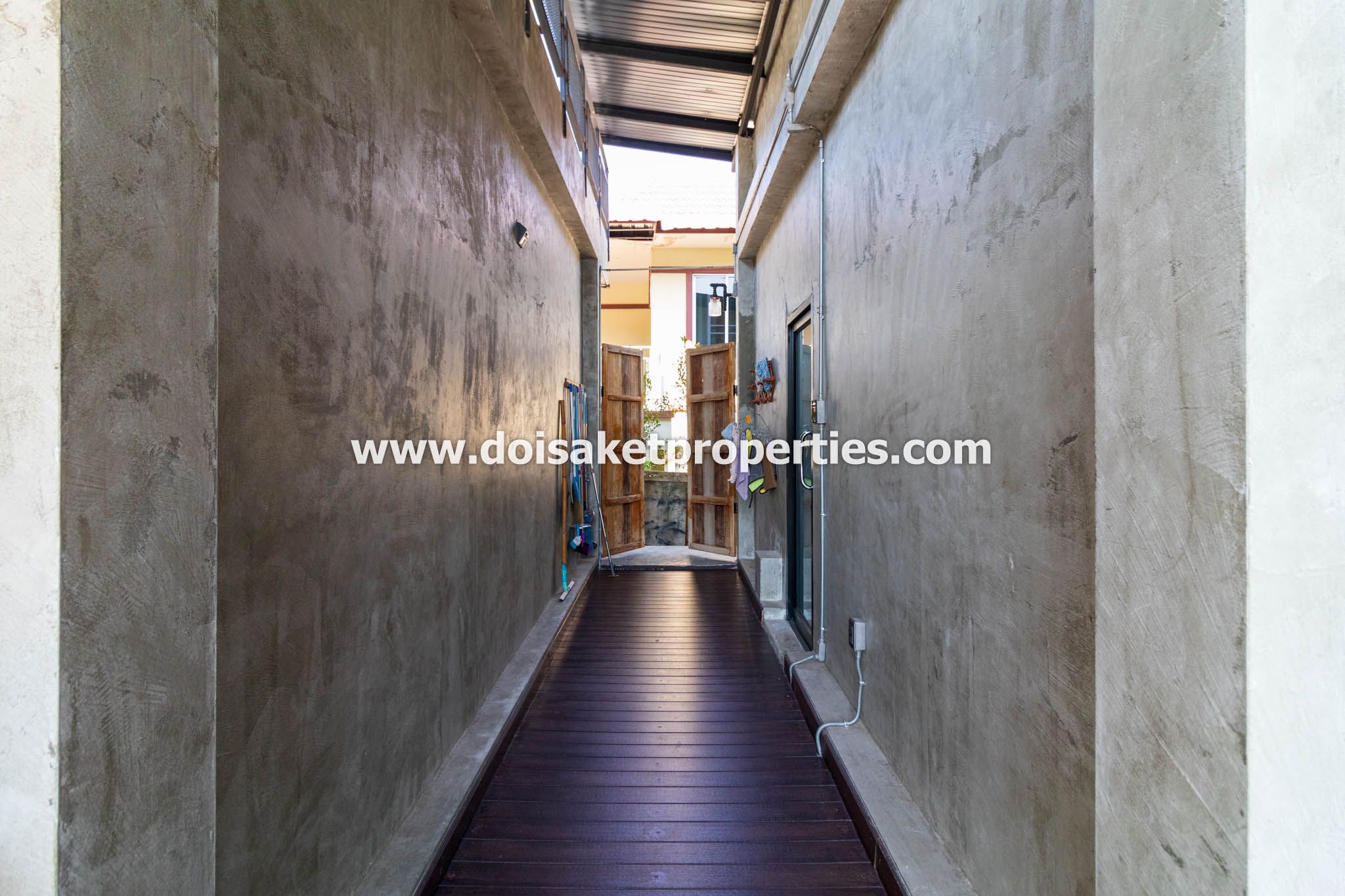 Doi Saket-DSP-(HS365-06) Beautifully-Designed 4-Bedroom Modern Home with 2-Bedroom Guest House for Sale in Luang Nuea