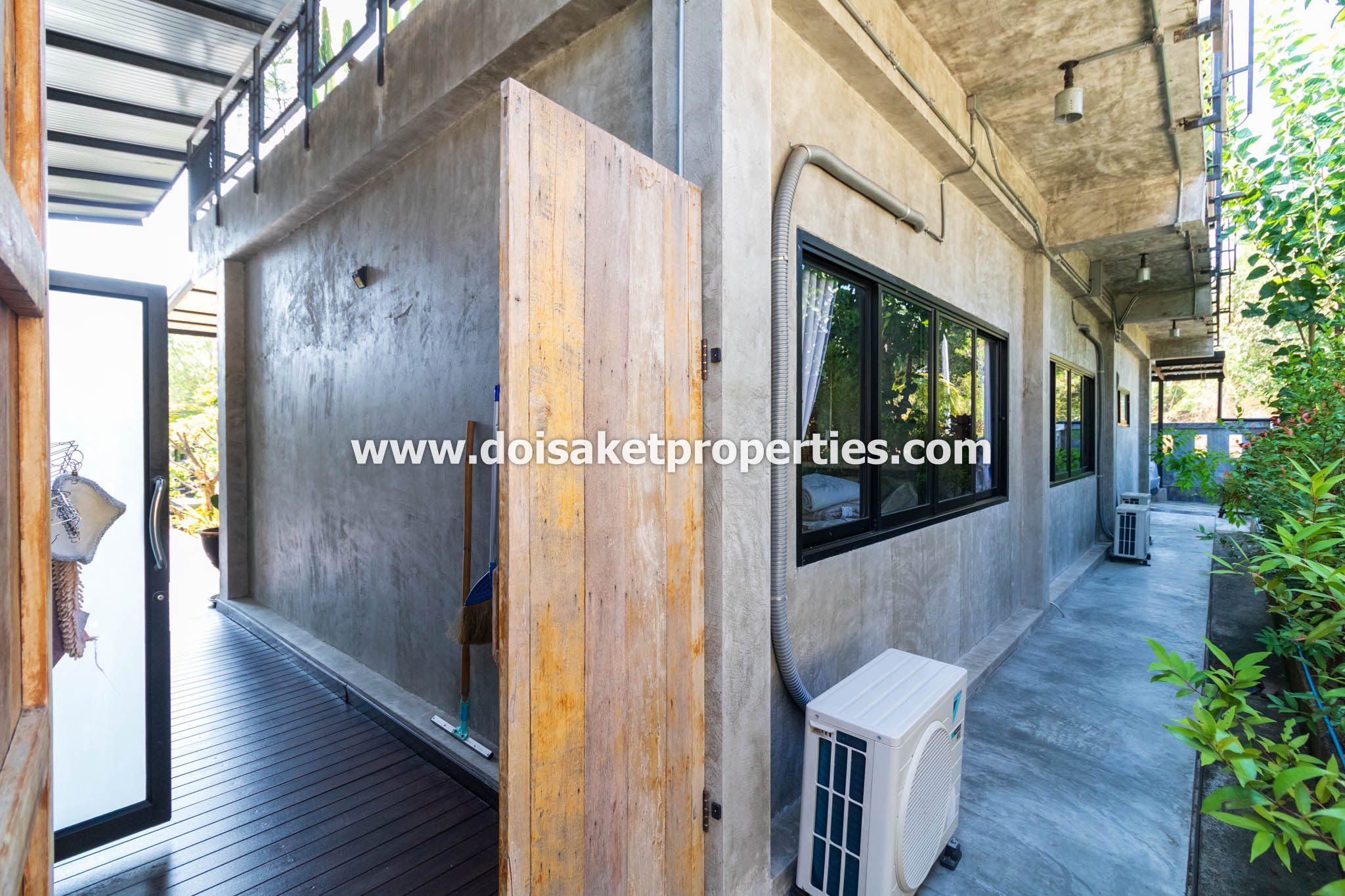 Doi Saket-DSP-(HS365-06) Beautifully-Designed 4-Bedroom Modern Home with 2-Bedroom Guest House for Sale in Luang Nuea