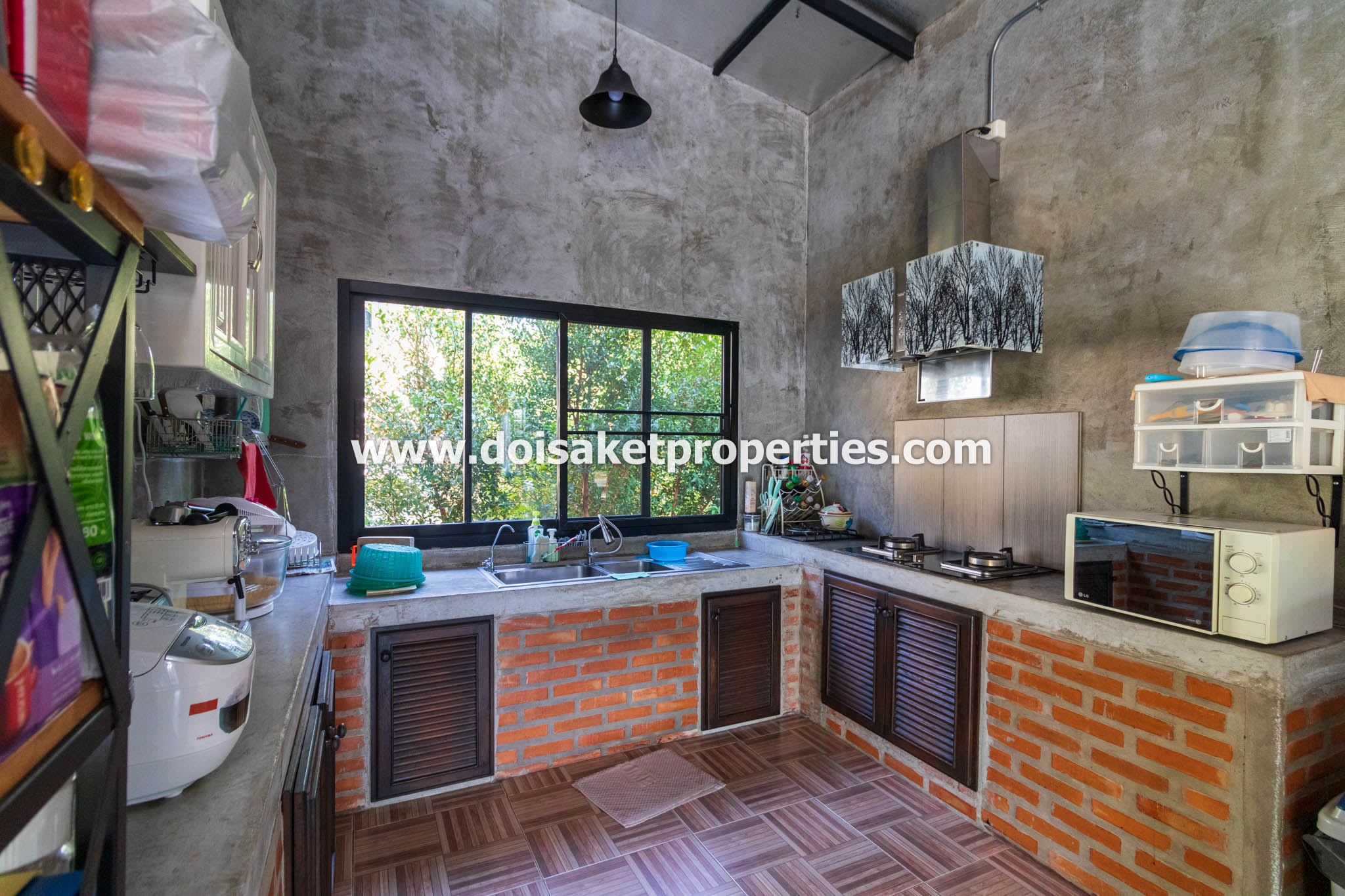 Doi Saket-DSP-(HS365-06) Beautifully-Designed 4-Bedroom Modern Home with 2-Bedroom Guest House for Sale in Luang Nuea