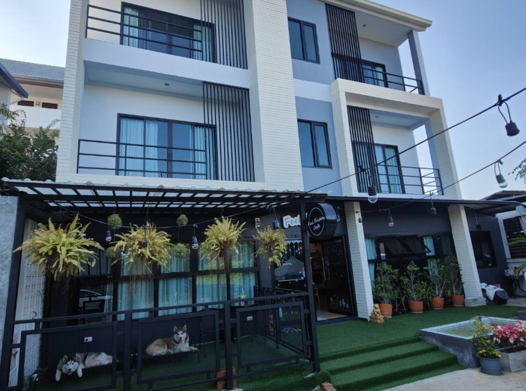 Chiang Mai 3-Storey Building for Sale | 4 BR