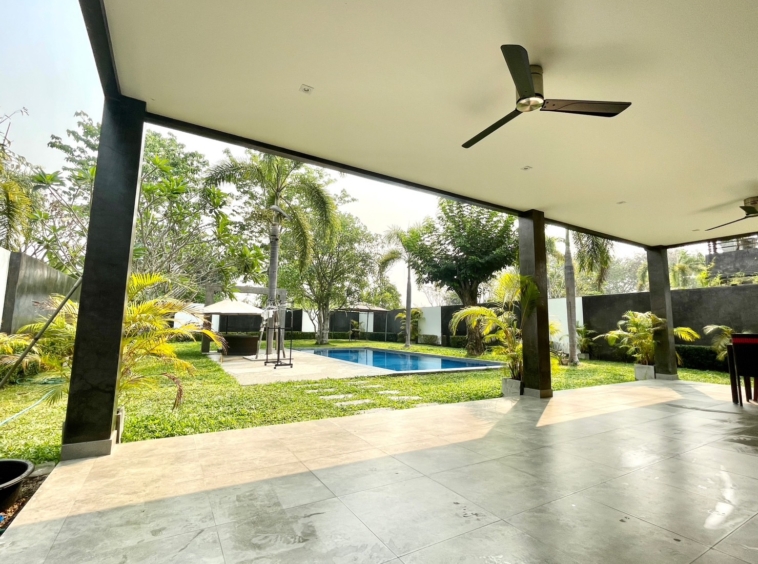 Luxury 3-BR Pool Villa for sale in San Phak Wan