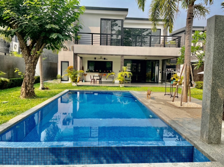 Luxury 3-BR Pool Villa for sale in San Phak Wan