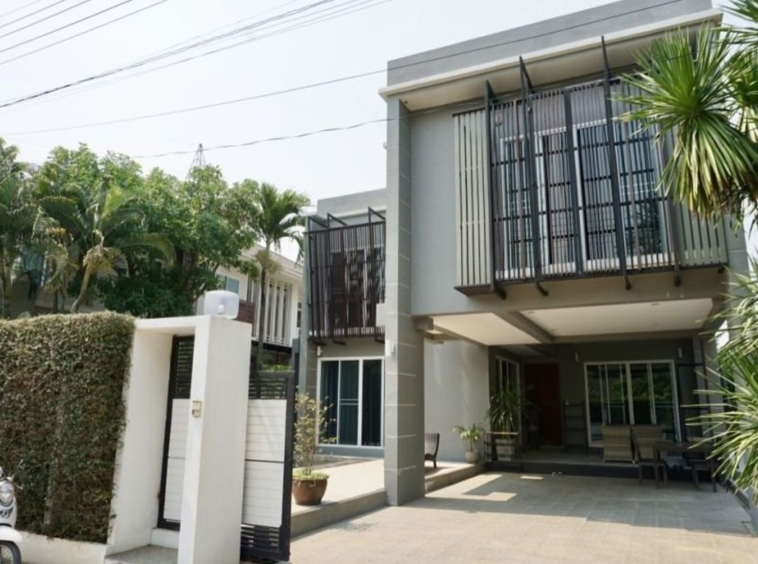 A modern house with pool for sale in San Sai