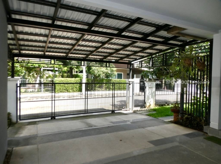 Two-story detached house with 3 bedrooms and 3 bathrooms located in Chiang Mai city