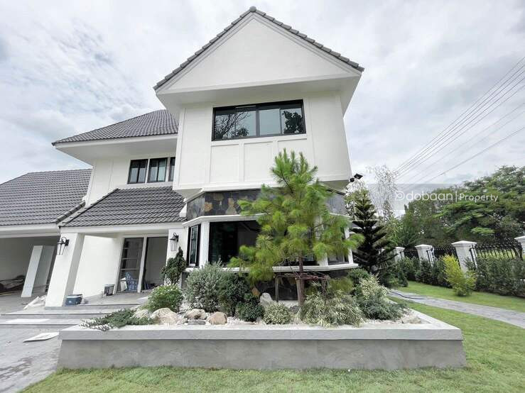 A two-story single house in a project with 5 bedrooms and 5 bathrooms