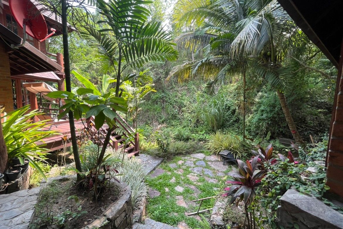 on a beautiful garden area of ​​​​300 square meters. There is a private stream around the house.-SM-sta-817