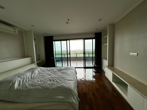 3 Bedroom Condo For Sale at Green Valley Condominium