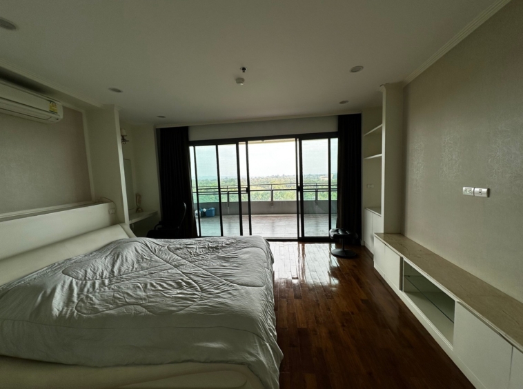 3 Bedroom Condo For Sale at Green Valley Condominium