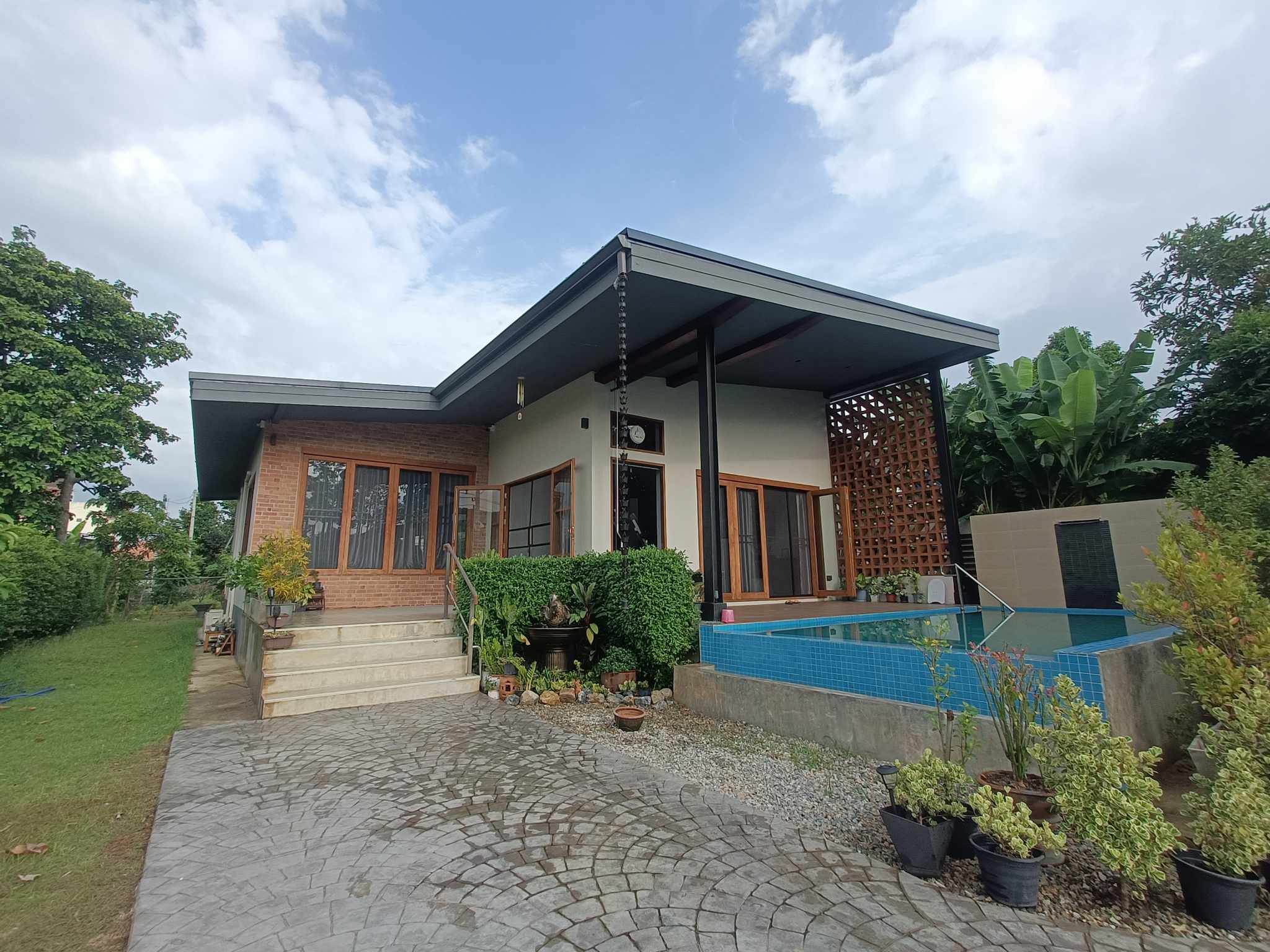 Beautiful Pool Villa For Rent And Sale in Saraphi -IRE-IREPVS009