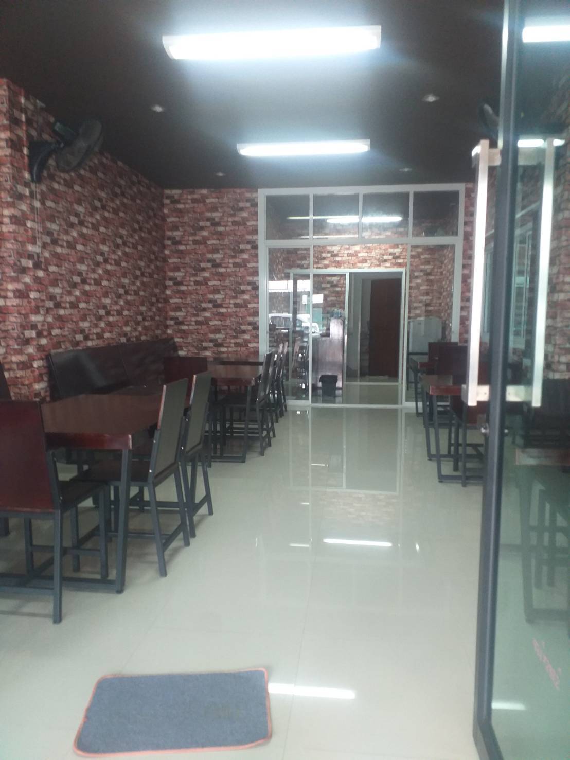 A modern commercial building with 3 bedrooms and 3 bathrooms in the Nong Hoi