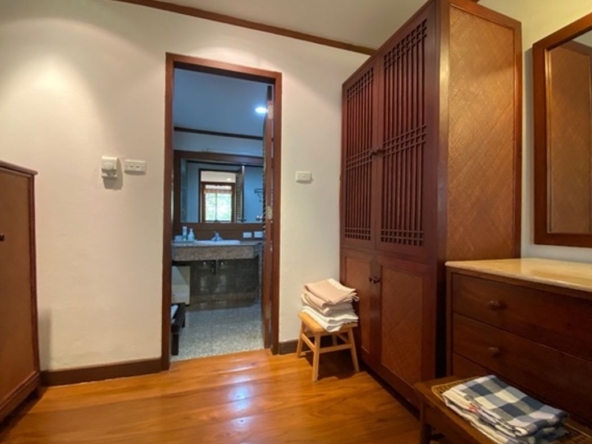 A duplex unit with 3 bed for rent in Suthep area