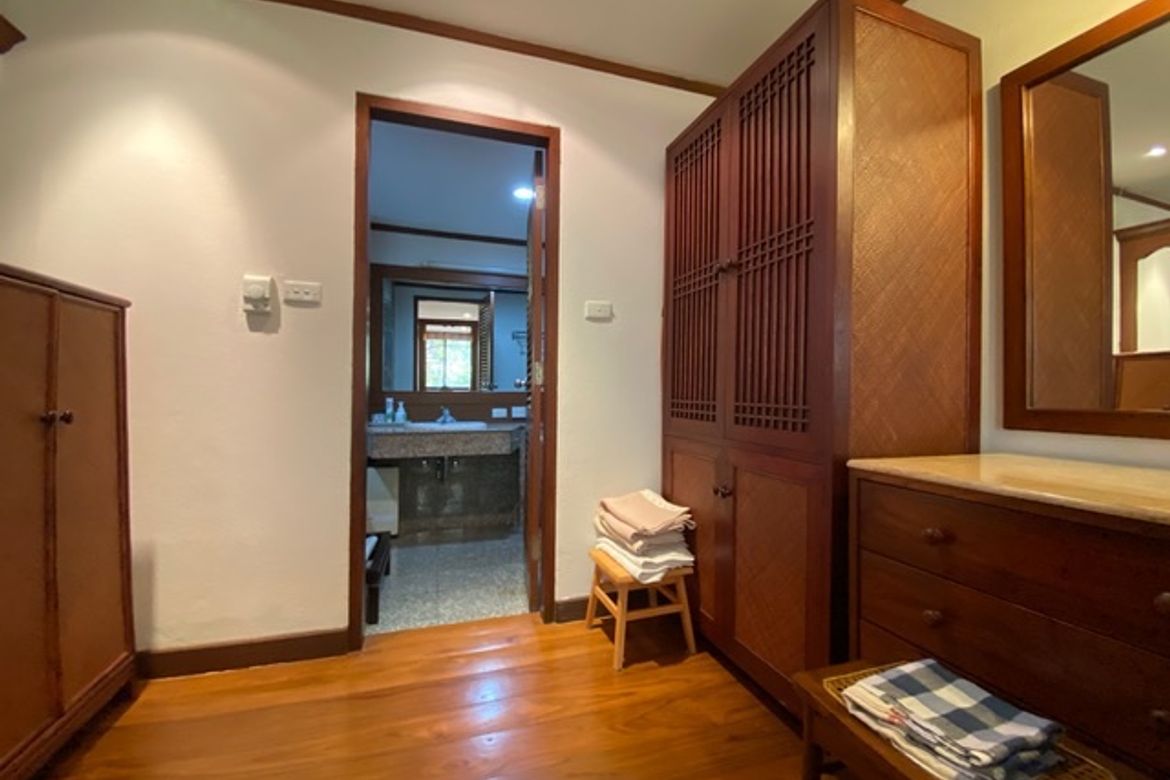 A duplex unit with 3 bed for rent in Suthep area