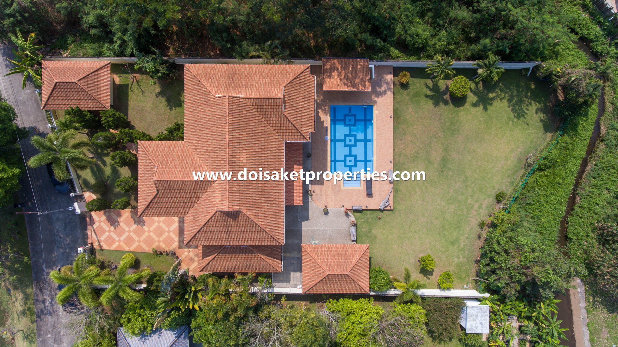 Doi Saket-DSP-(HS332-04) Outstanding 4-Bedroom Family Home with Swimming Pool for Sale in Luang Nuea