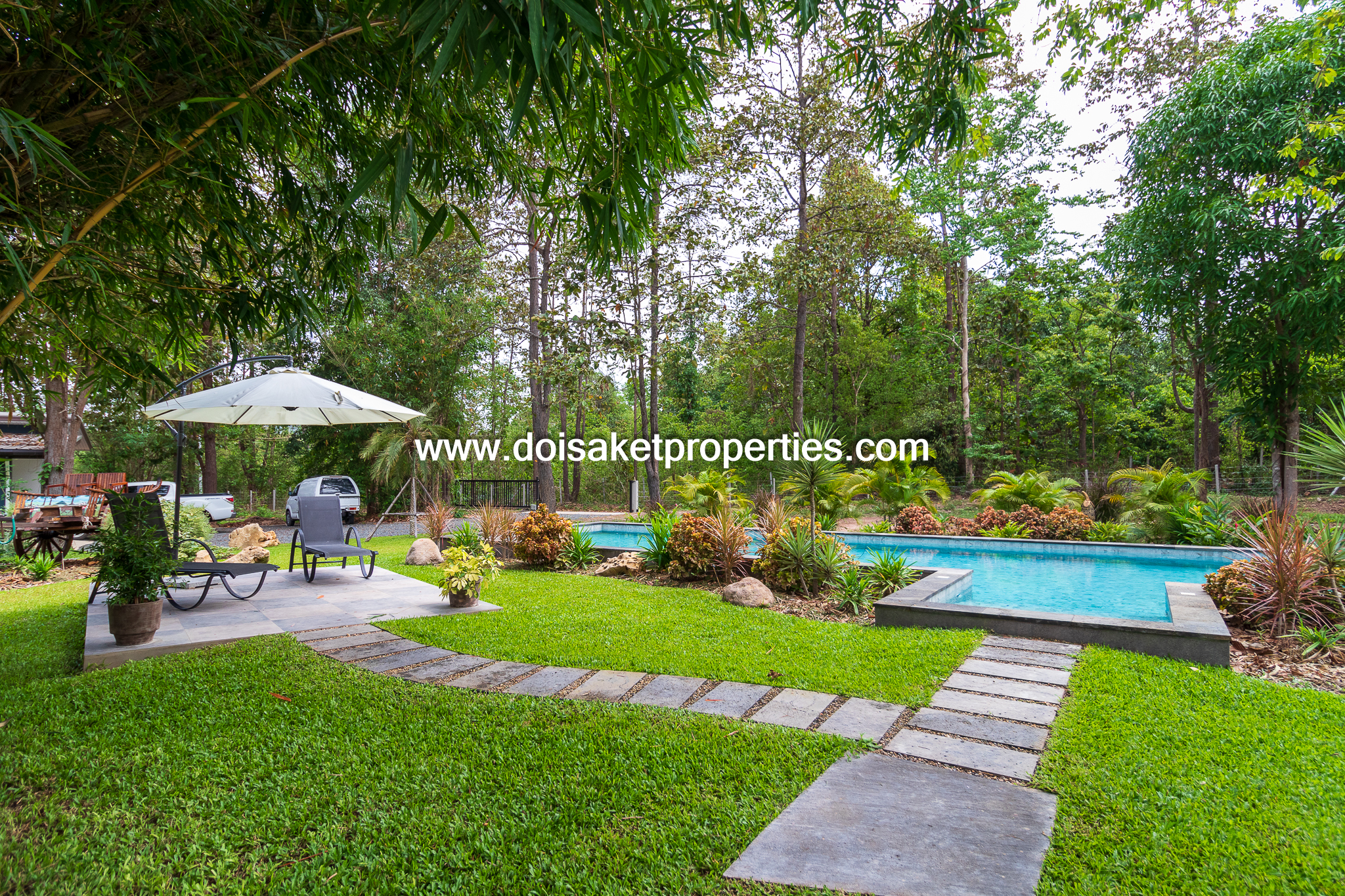 Doi Saket-DSP-(HS370-04) Incredible Nearly-New Modern Resort Style Home on 8+ Rai Overlooking a Lake for Sale in Luang Nuea