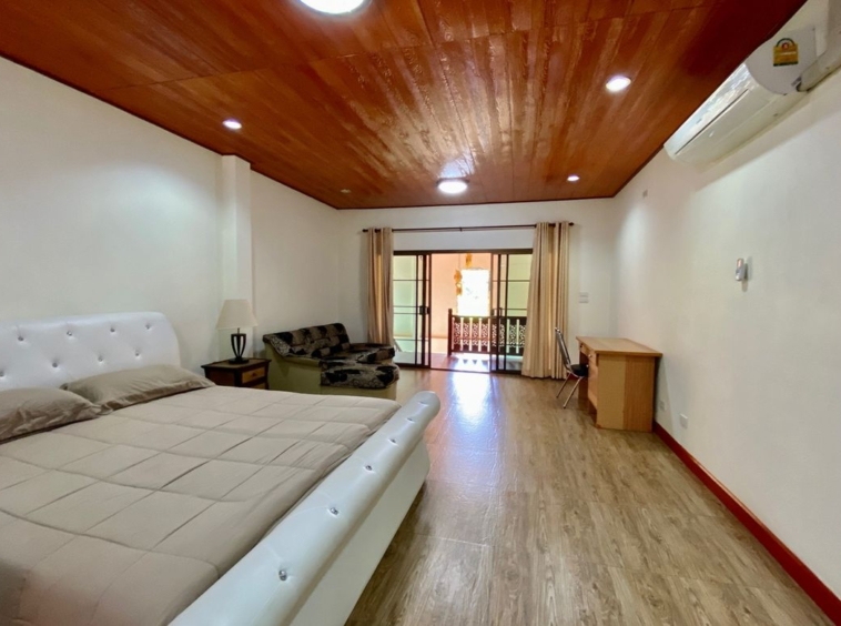 Large house 12 beds for sale in Doi Saket