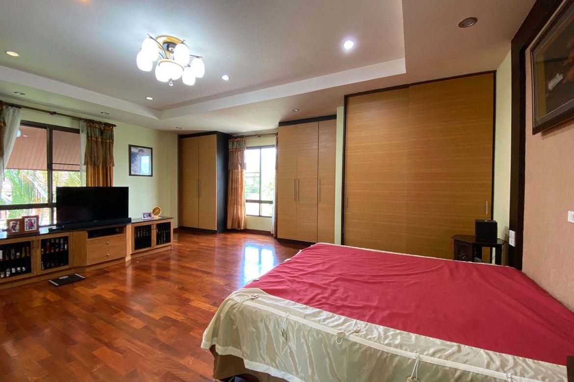 6 bed family home with private pool for sale in Nam Phrae Chiang Mai-P-PHS936