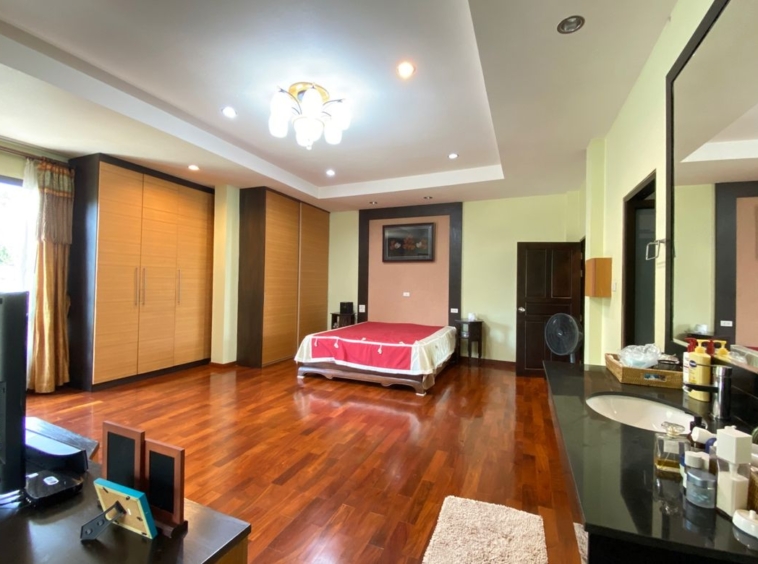 6 bed family home with private pool for sale in Nam Phrae Chiang Mai-P-PHS936