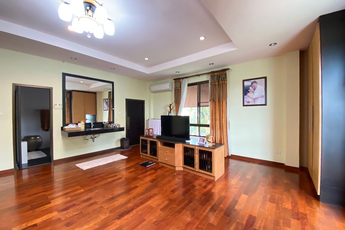 6 bed family home with private pool for sale in Nam Phrae Chiang Mai-P-PHS936