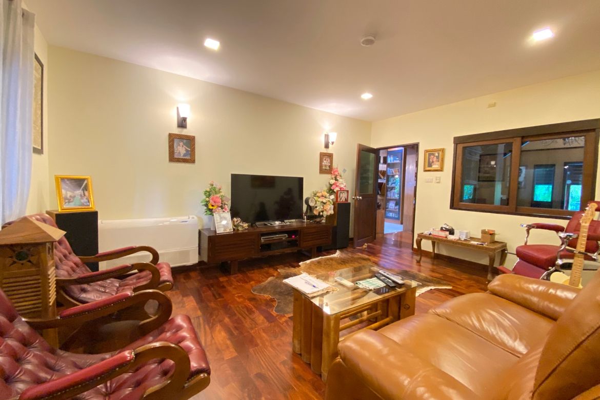 6 bed family home with private pool for sale in Nam Phrae Chiang Mai-P-PHS936