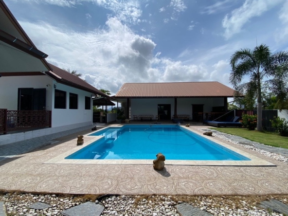 A pool villa 4 bed for sale in Mae Tang