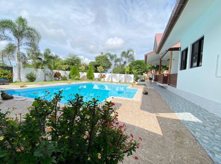 A pool villa 4 bed for sale in Mae Tang