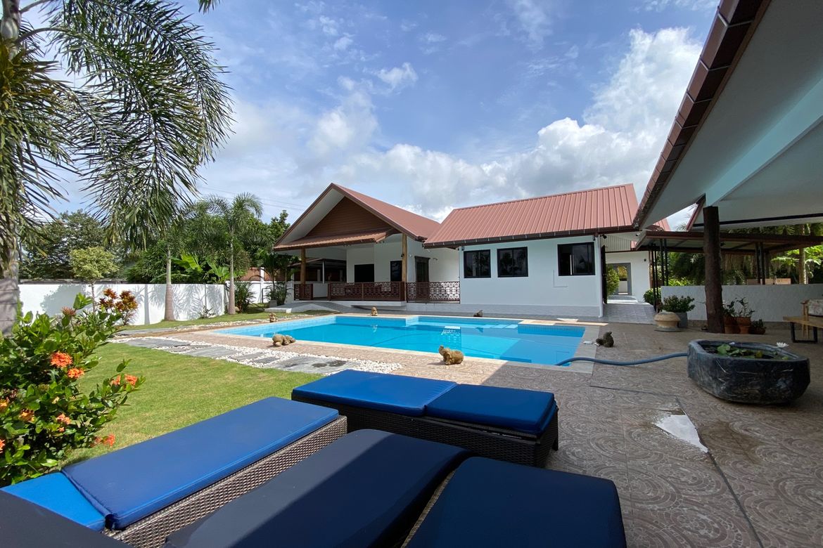 A pool villa 4 bed for sale in Mae Tang