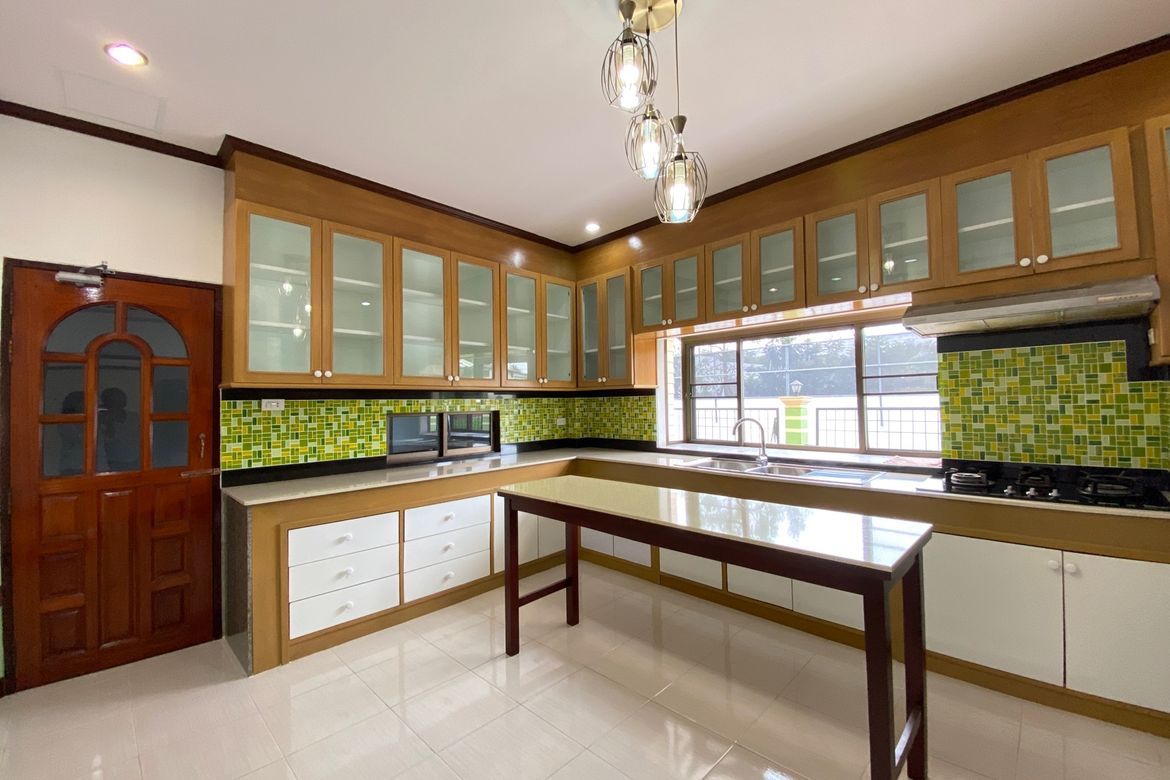 6 bed house for sale in Muang