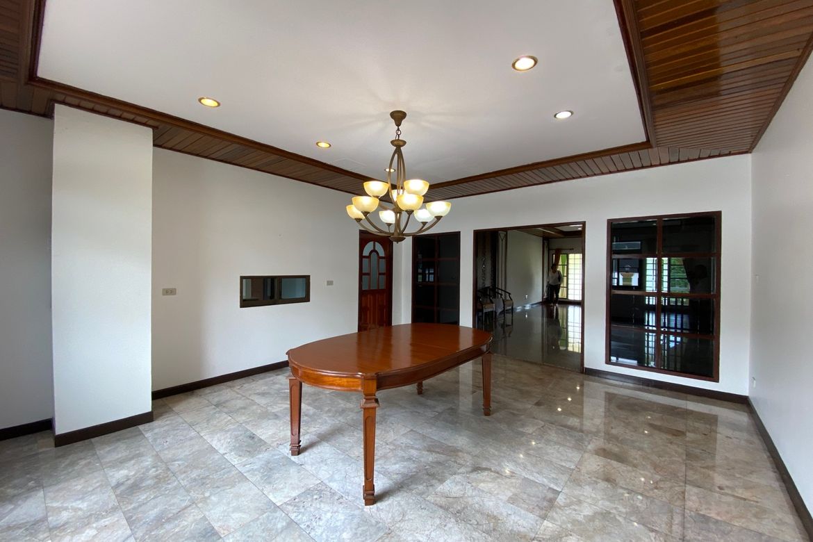 6 bed house for sale in Muang