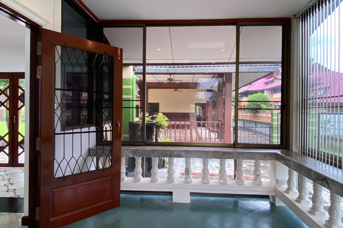 6 bed house for sale in Muang