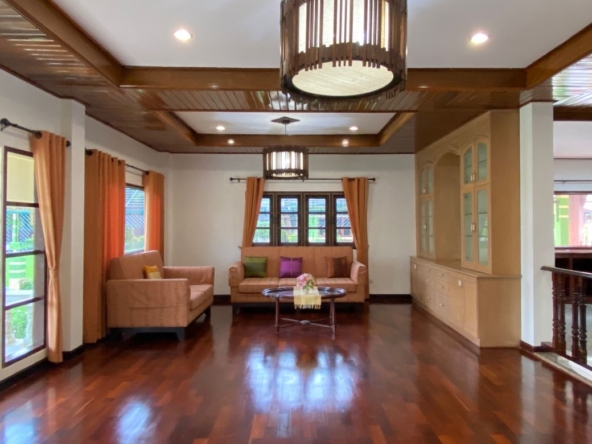 6 bed house for sale in Muang