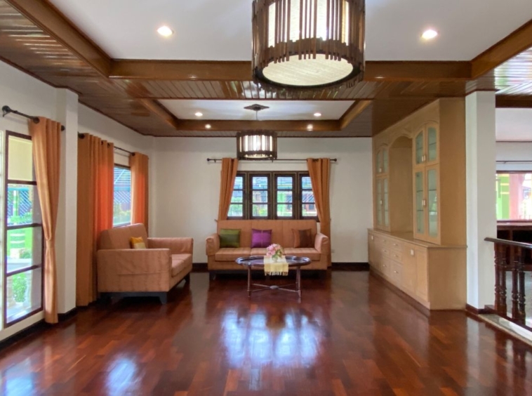 6 bed house for sale in Muang