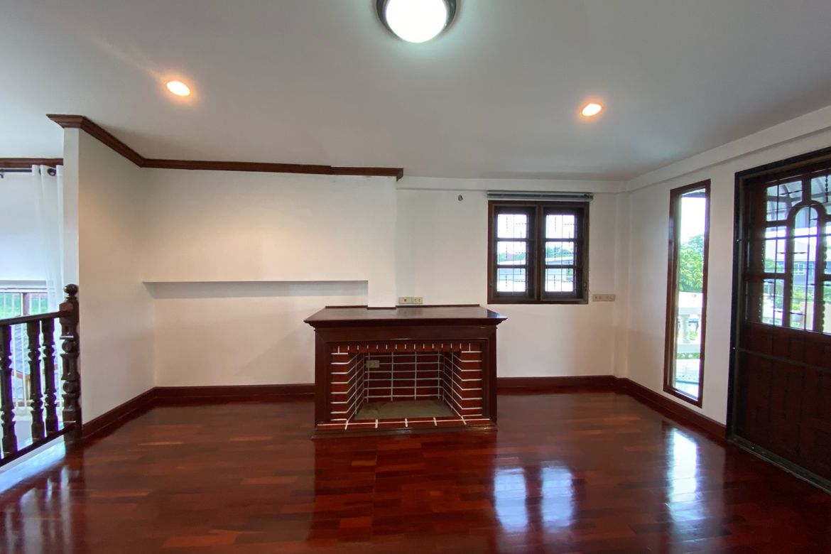 6 bed house for sale in Muang