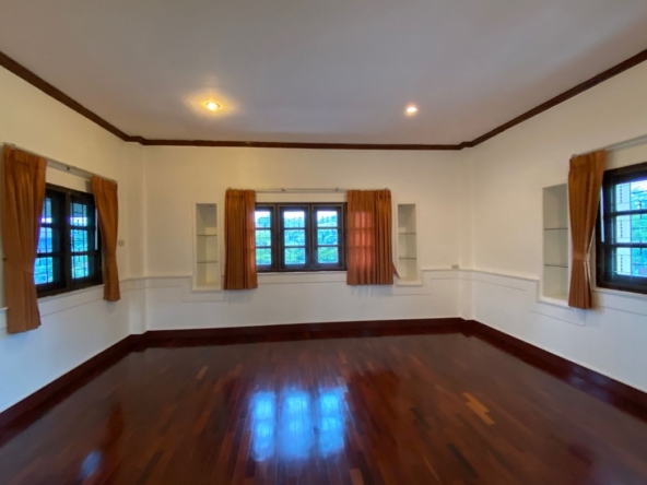 6 bed house for sale in Muang