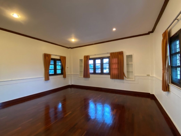 6 bed house for sale in Muang