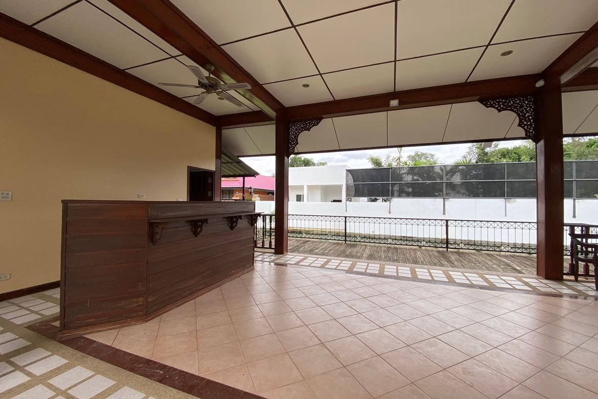 6 bed house for sale in Muang