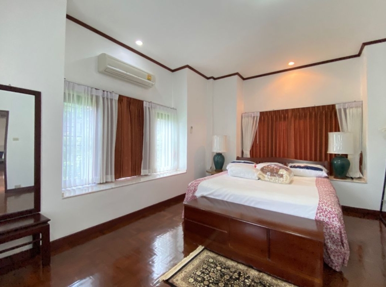 6 bed house for sale in Muang