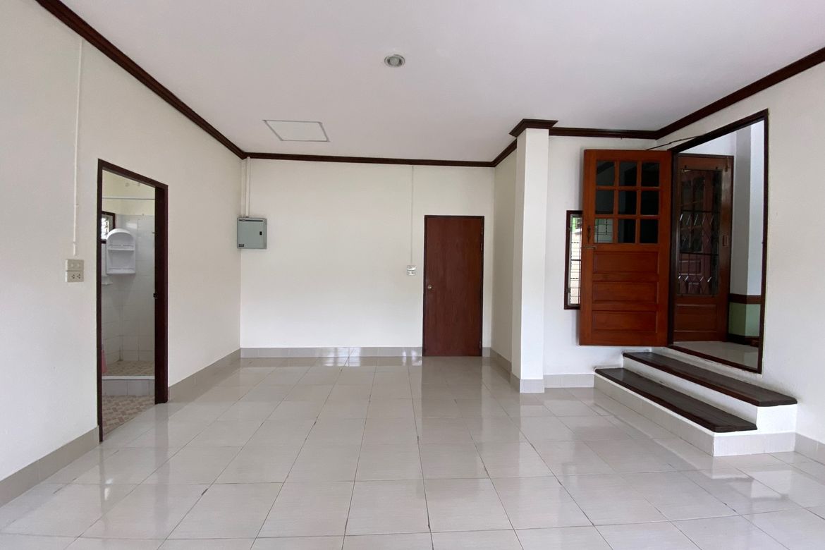 6 bed house for sale in Muang