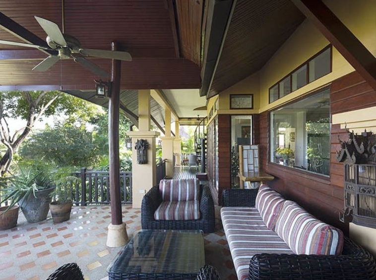 Luxurious villa with panoramic view of nature for sale in Mae Rim