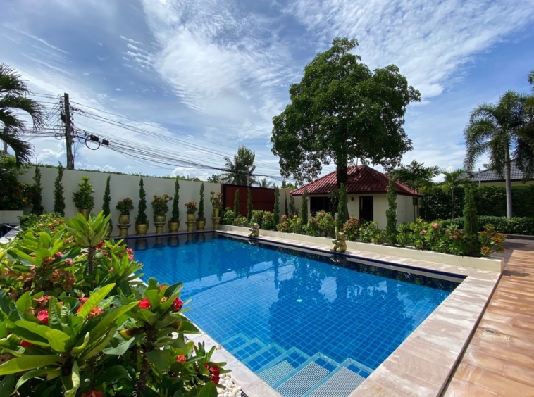 A lovely family home with pool for sale in Sankhampeang