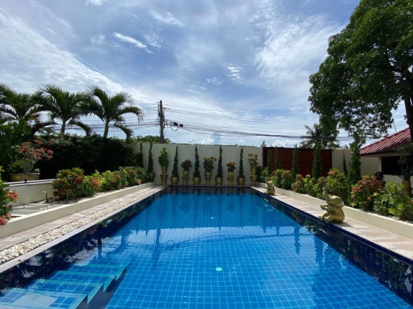 A lovely family home with pool for sale in Sankhampeang