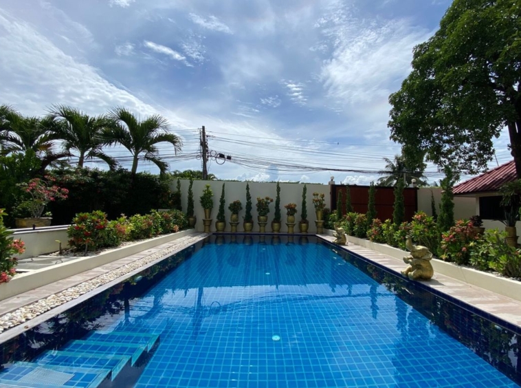 A lovely family home with pool for sale in Sankhampeang