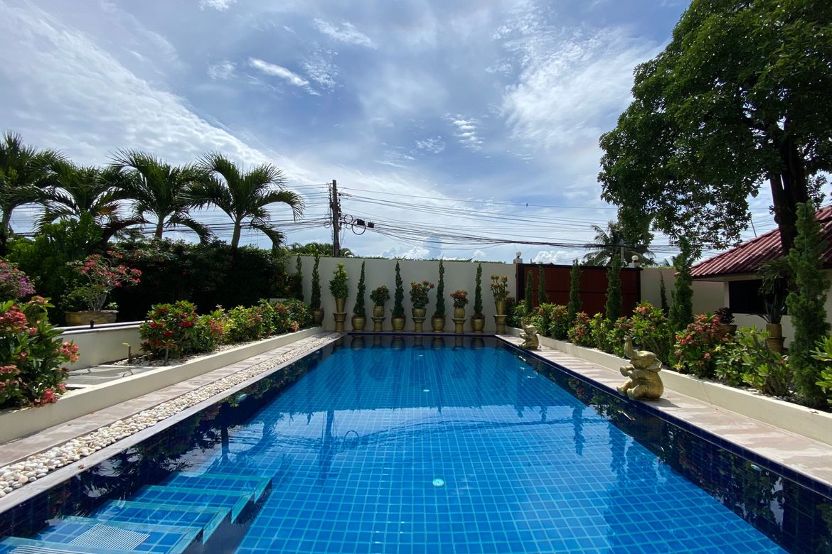 A lovely family home with pool for sale in Sankhampeang