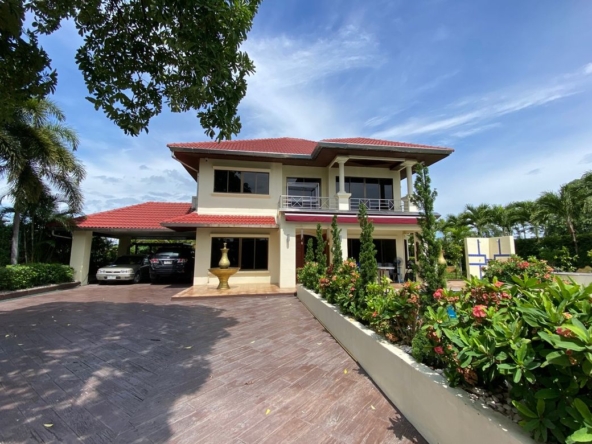 A lovely family home with pool for sale in Sankhampeang