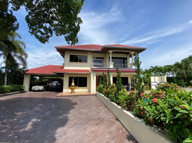 A lovely family home with pool for sale in Sankhampeang