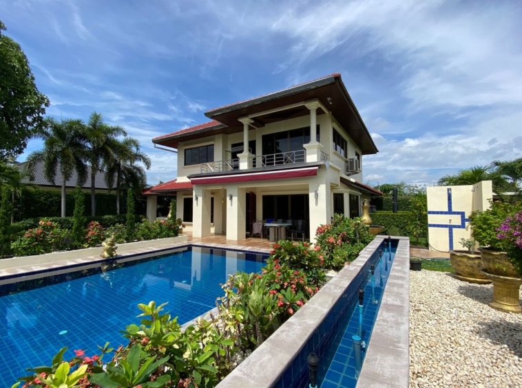 A lovely family home with pool for sale in Sankhampeang