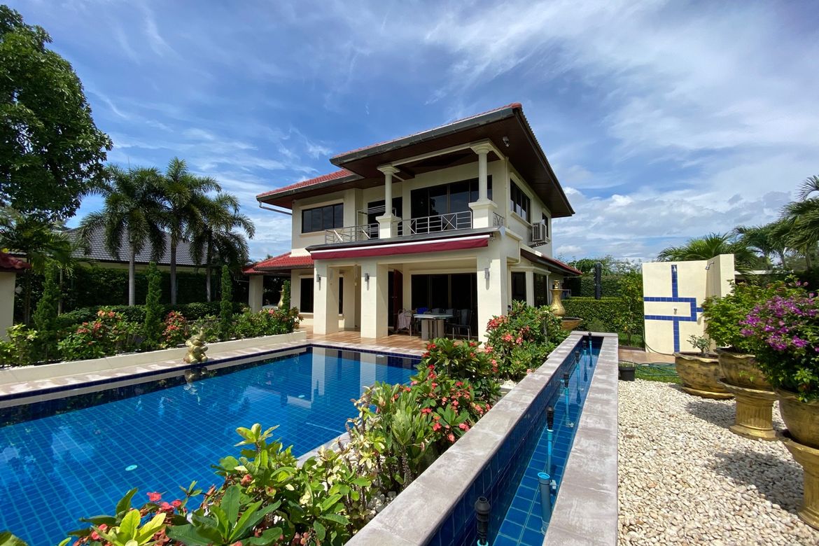 A lovely family home with pool for sale in Sankhampeang